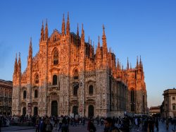 Mailand Entschleunigte Fotografie Oktober 2024 Mailänder Dom in der Abenddämmerung mit Menschen im Vordergrund