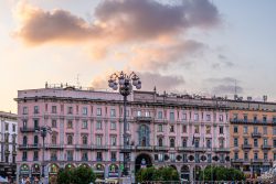 Mailand Entschleunigte Fotografie Oktober 2024 Historisches Gebäude im neoklassischen Stil bei Sonnenuntergang