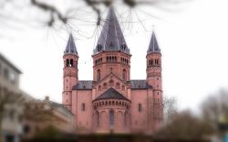 Mainz Architektur Fotografie Der Mainzer Dom, ein Meisterwerk der Gotik, thront majestätisch über der Stadt Mainz Architektur Fotografie Mainzer Dom mit drei gotischen Türmen an einem bewölkten Tag