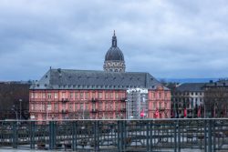 Mainz Architektur Fotografie Historisches rosa Gebäude in der Stadt Mainz Architektur Fotografie Rosa Gebäude mit Kuppel in städtischer Umgebung