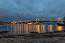 Mainz Fotografie Blaue Stunde Theodor-Heuss-Brücke Eine eindrucksvoll beleuchtete Brücke spiegelt sich in den ruhigen Gewässern des Flusses. Mainz Fotografie Blaue Stunde Theodor-Heuss-Brücke Blick auf eine beleuchtete Brücke bei Nacht über einem Fluss