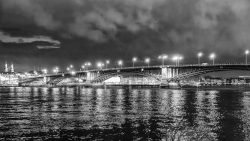 Mainz Fotografie Blaue Stunde Theodor-Heuss-Brücke Die Brücke in Mainz erstrahlt nachts über dem Rhein. Mainz Fotografie Blaue Stunde Theodor-Heuss-Brücke Beleuchtete Brücke über den Rhein bei Nacht in Mainz