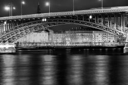 Mainz Fotografie Blaue Stunde Theodor-Heuss-Brücke Beleuchtete Brücke mit Fluss im Vordergrund, aufgenommen bei Nacht Mainz Fotografie Blaue Stunde Theodor-Heuss-Brücke Schwarz-Weiß-Foto einer beleuchteten Brücke über einem Fluss bei Nacht