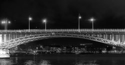 Mainz Fotografie Blaue Stunde Theodor-Heuss-Brücke Eine stimmungsvoll beleuchtete Brücke überspannt einen ruhigen Fluss in nächtlichem Schwarz-Weiß Mainz Fotografie Blaue Stunde Theodor-Heuss-Brücke Schwarz-Weiß-Nachtansicht einer beleuchteten Metallbrücke über einen Fluss