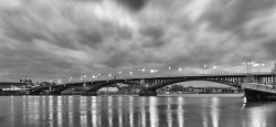 Main Fotografie Blaue Stunde Theodor-Heuss-Brücke Die Alte Brücke in Mainz, elegant beleuchtet und über den Rhein gespannt. Mainz Fotografie Blaue Stunde Theodor-Heuss-Brücke Schwarzweißfoto der beleuchteten Alten Brücke über den Rhein in Mainz bei Nacht