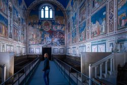 Padua Entschleunigte Fotografie Oktober 2024 Fresken in der Scrovegni-Kapelle, Padua, Innenansicht mit Besucher