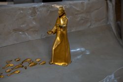 Padua Entschleunigte Fotografie Oktober 2024 Detail einer goldenen Skulptur auf einem bronzenen Kunstwerk dargestellt