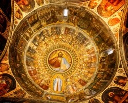 Padua Entschleunigte Fotografie Oktober 2024 Deckenfresko der Kuppel in der Kapelle von Padua mit religiösen Szenen