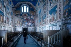 Padua Entschleunigte Fotografie Oktober 2024 Person im Inneren der Cappella degli Scrovegni mit Fresken