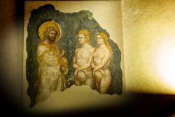 Padua Entschleunigte Fotografie Oktober 2024 Fresko mit biblischer Szene von Adam, Eva und einer heiligen Figur