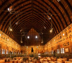 Padua Entschleunigte Fotografie Oktober 2024 Innenansicht der Halle des Palazzo della Ragione in Padua mit Holzdecke und Fresken