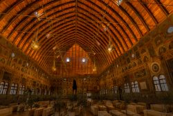 Padua Entschleunigte Fotografie Oktober 2024 Innenraum des historisch bemalten Saals mit hölzernem Gewölbe und dekorativen Fresken