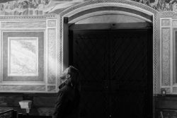 Padua Entschleunigte Fotografie Oktober 2024 Frau betrachtet Kunstwerk in historischer Galerie