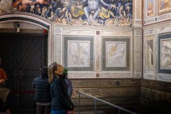 Padua Entschleunigte Fotografie Oktober 2024 Besucher betrachten Fresken in der Kapelle von Padua