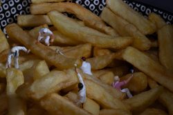 Tiny World Miniaturen Modulaufgabe OFG Online Schulung für Gestaltung Aloys Peter Trenz Miniaturfiguren beim Bemalen von Pommes als kreatives Konzept Tiny World Miniaturen Modulaufgabe OFG Online Schulung für Gestaltung Aloys Peter Trenz Miniaturfiguren malen Pommes frites in einer Nahaufnahme