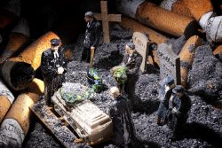 Tiny World Miniaturen Modulaufgabe OFG Online Schulung für Gestaltung Aloys Peter Trenz Eine symbolische Beerdigungsszene, umrahmt von Zigarettenstummeln Tiny World Miniaturen Modulaufgabe OFG Online Schulung für Gestaltung Aloys Peter Trenz Künstlerische Darstellung einer Beerdigungsszene mit Zigarettenkippen