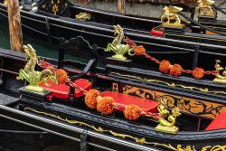 Venedig Entschleunigte Fotografie Oktober 2024 Goldene Verzierungen auf venezianischen Gondeln im Wasser