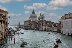 Venedig Entschleunigte Fotografie Oktober 2024 Der Canal Grande in Venedig mit der Basilika Santa Maria della Salute im Hintergrund