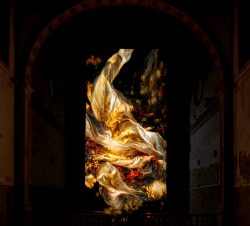 Venedig Entschleunigte Fotografie Oktober 2024 Digitale Kunstinstallation mit dynamischen Lichteffekten in dunkler Galerie