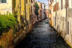 Venedig Entschleunigte Fotografie Oktober 2024 Malerischer Kanal in Venedig mit traditioneller Architektur