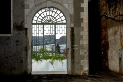 Venedig Entschleunigte Fotografie Oktober 2024 Spiegelung eines Tores mit Seeblick in einem antiken Gebäude