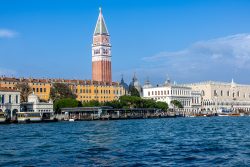 Venedig Entschleunigte Fotografie Oktober 2024 Blick auf den Markusplatz in Venedig mit Campanile und Dogenpalast