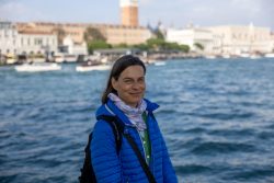 Venedig Entschleunigte Fotografie Oktober 2024 Frau in blauer Jacke vor einer Wasserlandschaft in Venedig