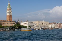 Venedig Entschleunigte Fotografie Oktober 2024 Venedig mit Markusdom und Wasserverkehr im Vordergrund
