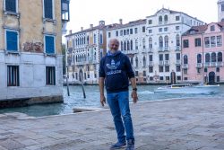 Venedig Entschleunigte Fotografie Oktober 2024 Mann steht vor Kanal in Venedig mit historischen Gebäuden im Hintergrund