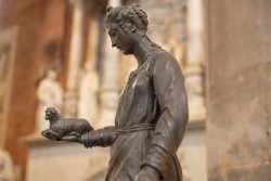 Venedig Entschleunigte Fotografie Oktober 2024 Historische Frauenstatue hält ein Lamm in ihrer Hand