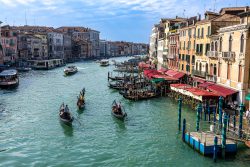 Venedig Entschleunigte Fotografie Oktober 2024 Gondeln auf dem Canal Grande in Venedig bei sonnigem Wetter