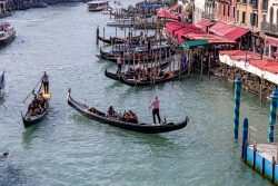 Venedig Entschleunigte Fotografie Oktober 2024 Gondeln auf dem Canal Grande in Venedig bei sonnigem Wetter
