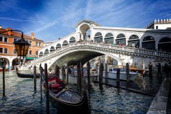Venedig Entschleunigte Fotografie Oktober 2024 Rialtobrücke in Venedig mit Gondeln im Canal Grande