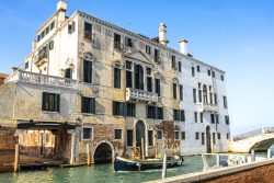 Venedig Entschleunigte Fotografie Oktober 2024 Historisches Gebäude am Kanal in Venedig bei Sonnenschein
