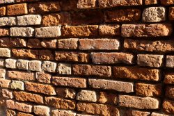 Venedig Entschleunigte Fotografie Oktober 2024 Detail einer alten, rustikalen Backsteinmauer im Sonnenlicht
