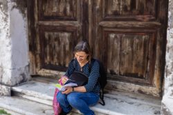Venedig Entschleunigte Fotografie Oktober 2024 Frau liest ein Buch vor einer Holztür