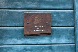 Venedig Entschleunigte Fotografie Oktober 2024 Holztür mit Schild 'Stamperia del Tintoretto'