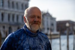 Venedig Entschleunigte Fotografie Oktober 2024 Älterer Mann mit Bart vor venezianischer Kulisse