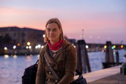 Venedig Entschleunigte Fotografie Oktober 2024 Frau entspannt bei Sonnenuntergang am Wasser in Venedig