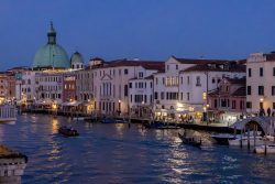 Venedig Entschleunigte Fotografie Oktober 2024 Venedig bei Nacht mit Blick auf beleuchtete Gebäude und Gondeln am Kanal