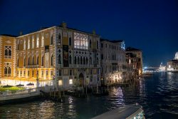 Venedig Entschleunigte Fotografie Oktober 2024 Historisches Gebäude in Venedig bei Nacht am beleuchteten Canal Grande