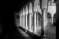 Venedig Entschleunigte Fotografie Oktober 2024 Schwarzweißaufnahme eines alten Klosters mit Säulengang