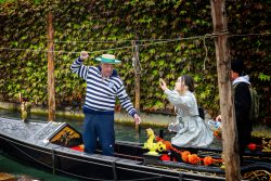 Venedig Entschleunigte Fotografie Oktober 2024 Gondelfahrt in Venedig mit Gondolier und Touristen auf dem Kanal