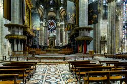 Venedig Entschleunigte Fotografie Oktober 2024 Innenansicht der prächtigen Kathedrale von Mailand mit kunstvollen Fensterrosen