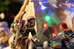 Weihnachtskrippe Villeroy und Boch - Weihnachtsdekoration Nahaufnahme einer bunten Krippenfigurenszene mit beleuchtetem Hintergrund