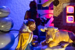 Weihnachtskrippe Villeroy und Boch - Weihnachtsdekoration Bunte Krippenfigurenszene mit Hirten und Krippe in festlicher Beleuchtung