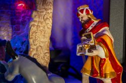 Weihnachtskrippe Villeroy und Boch - Weihnachtsdekoration Keramische Krippenfigur eines Königs mit Schatztruhe