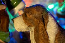 Weihnachtskrippe Villeroy und Boch - Weihnachtsdekoration Nahaufnahme von einer Basset-Hound-Figurine vor farbigen Lichtern