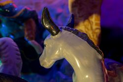 Weihnachtskrippe Villeroy und Boch - Weihnachtsdekoration Nahaufnahme einer Porzellanfigur eines Esels in buntem Licht