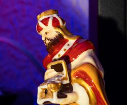 Weihnachtskrippe Villeroy und Boch - Weihnachtsdekoration Kunstvolle Figur eines Königs mit Geschenk in detailreicher Farbgebung